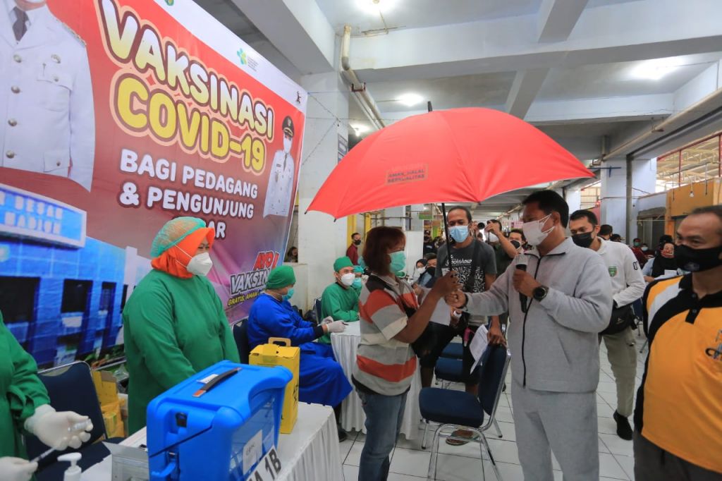 Walikota Madiun, Maidi memberikan hadiah payung bagi masyarakat yang bersedia di vaksin.