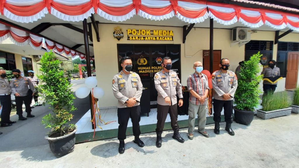 Kapolres Madiun Kota, AKBP Dewa Putu Eka Darmawan melaunching secara langsung ruang pojok media di Mako Polres Madiun Kota, Jumat (22/10/2021). 