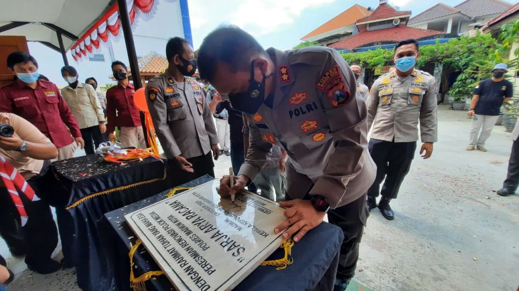 Kapolres Madiun Kota, AKBP Dewa Putu Eka Darmawan melaunching secara langsung ruang pojok media di Mako Polres Madiun Kota, Jumat (22/10/2021). 