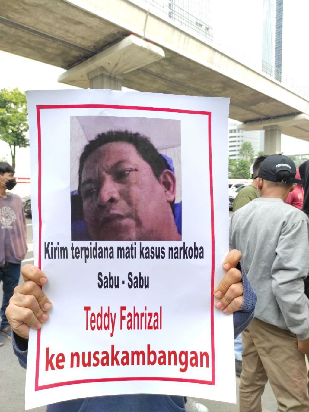 Mereka meminta agar Menteri Hukum dan HAM Yasonna Laoly memindahkan mantan bandar narkoba kakap itu ke penjara Nusakambangan.
