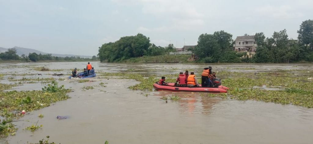 Petugas sedang melakukan pencarian korban tenggelam yang belum ditemukan di sekitar Sungai Bengawan Solo.