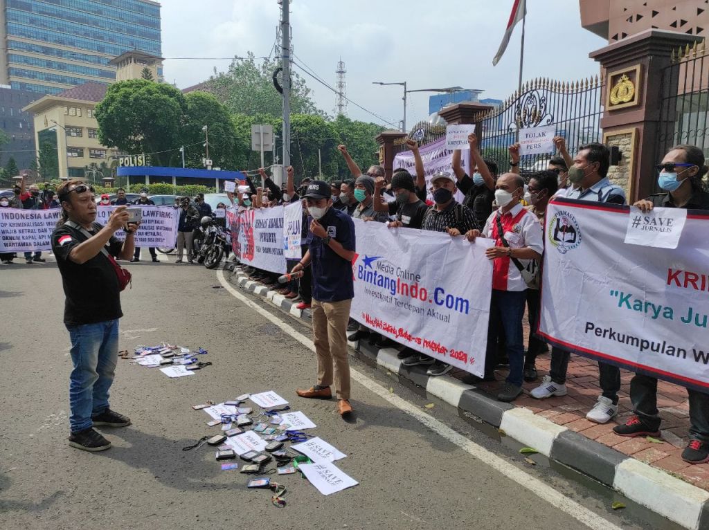 Ratusan wartawan dari berbagai media massa berunjuk rasa di depan Mabes Polri, Jumat (5/11/2021).