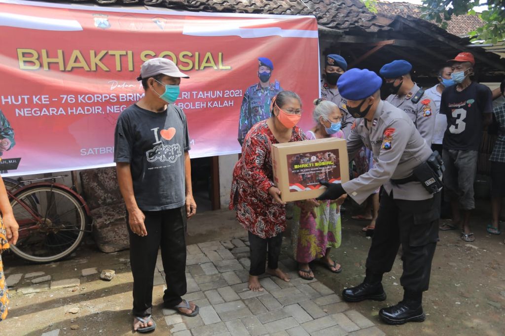 Kompi 2 Batalyon C Pelopor Satbrimob Polda Jatim mengadakan bhakti sosial (baksos) dengan memberikan paket sembako kepada masyarakat, Rabu (10/11/2021).