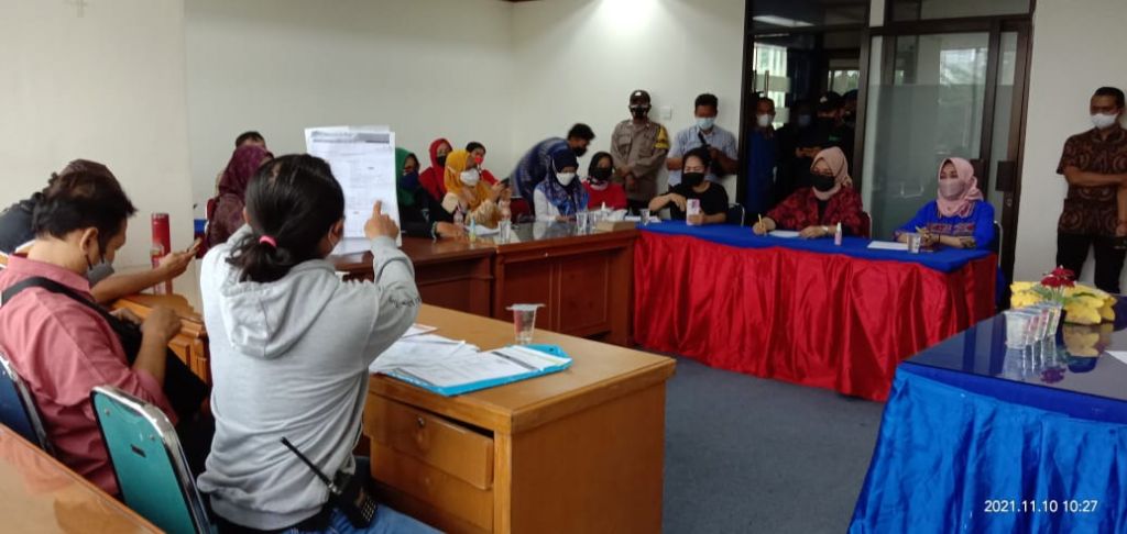 Klaim Dana Tak Kunjung Cair, Puluhan Nasabah Labrak AJB Bumiputera Surabaya