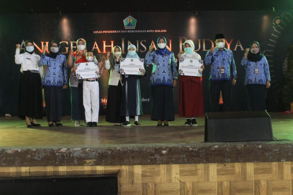  Pemberian hadiah kepada para juara Lomba Mewarnai Topeng Malangan kategori anak berkebutuhan khusus (ABK).