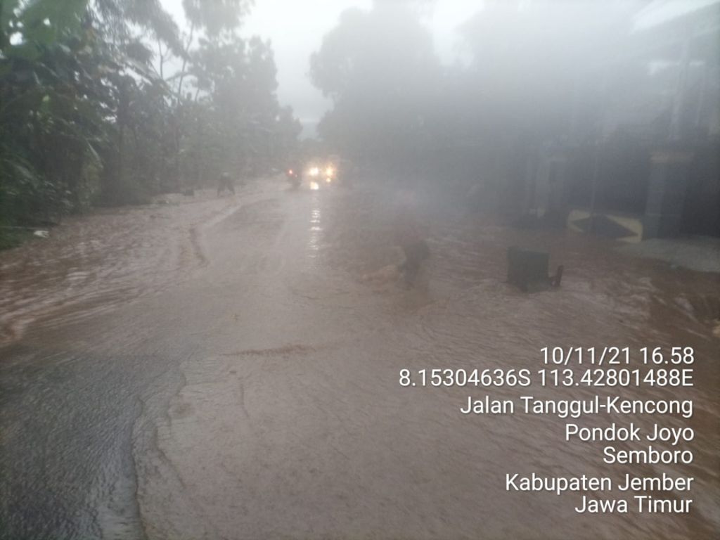 Jalanan lumpuh karena banjir