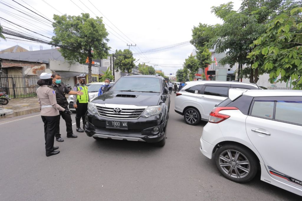 Petugas gabungan memberikan peringatan kepada pelanggar parkir di Jalan Pahlawan.