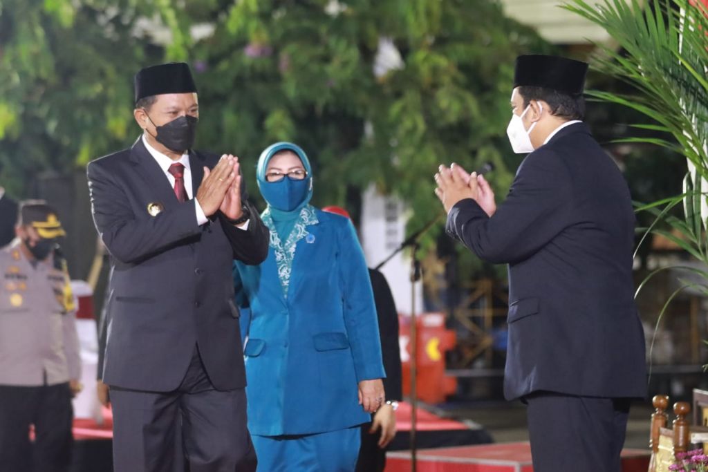 Walikota Madiun, Maidi beserta istri memberikan ucapan selamat kepada Soeko Soeko Dwi Handiarto.