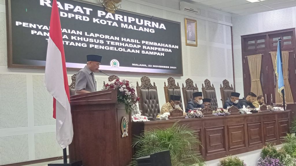 Ketua Pansus Ranperda tentang Pengelolaan Sampah, Fathol Arifin saat penyampaian laporan hasil pembahasan. 