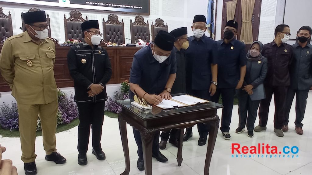 Ketua DPRD Kota Malang I Made Rian Diana Kartika saat melakukan penandatangan keputusan DPRD/Foto: Muhammad. 