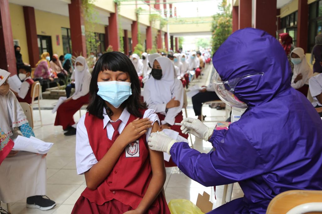 Pemkot Surabaya memasifkan pelaksanaan vaksinasi massal Covid-19.