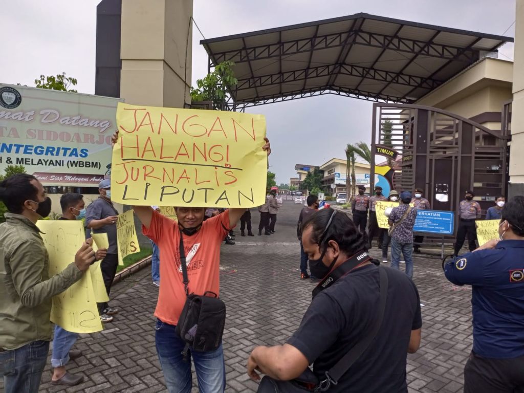 Sejumlah jurnalis mendatangi dan menggelar aksi damai di depan Polresta Sidoarjo, Jumat (10/12/2021).