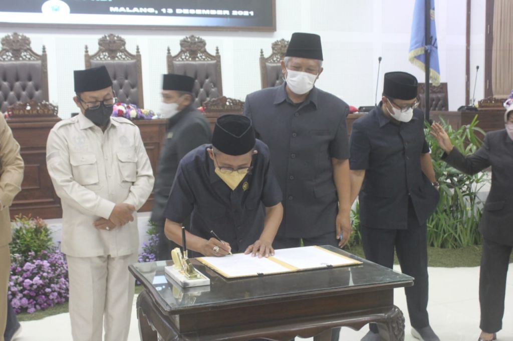 Penandatangan keputusan DPRD oleh Wakil Ketua DPRD Kota Malang Abdurrahman. (Foto: Muhammad) 