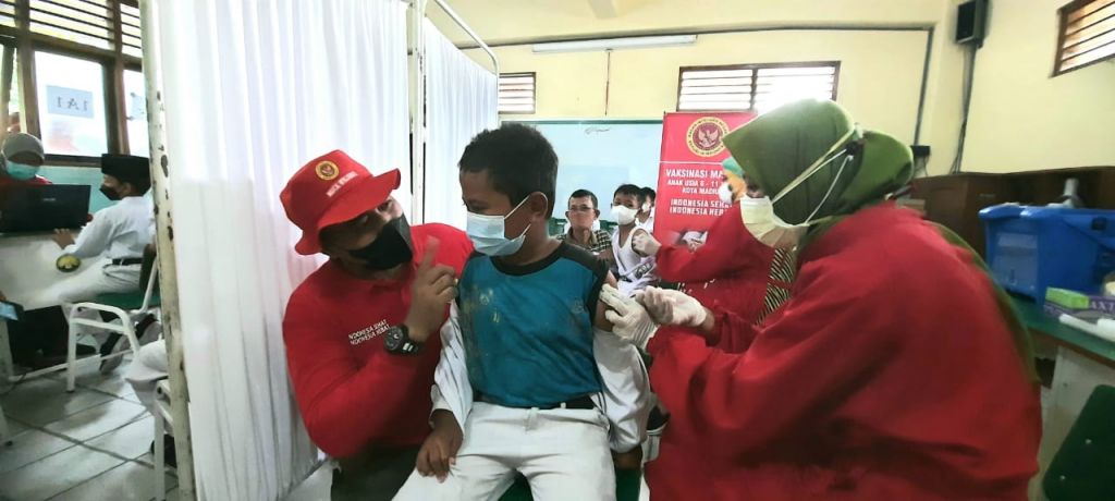 Vaksinasi anak usia 6-11 tahun di MI Islamiyah 1-3 Kota Madiun, Rabu (29/12/2021).