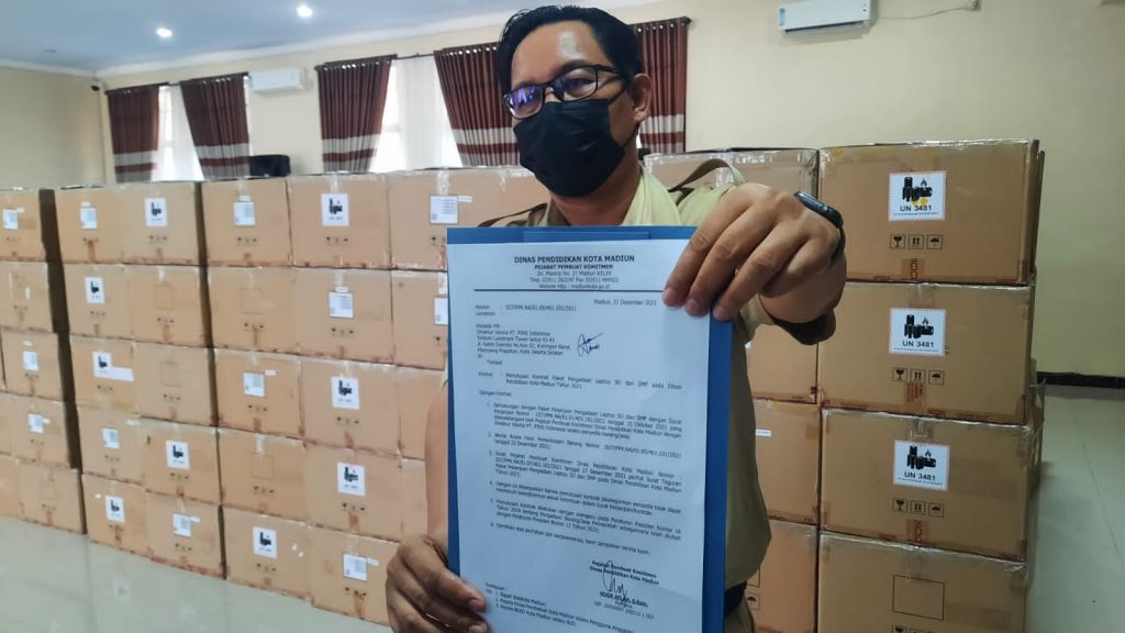 Noor Aflah menunjukkan surat pemutusan kontrak kepada dari PT Pins Indonesia.