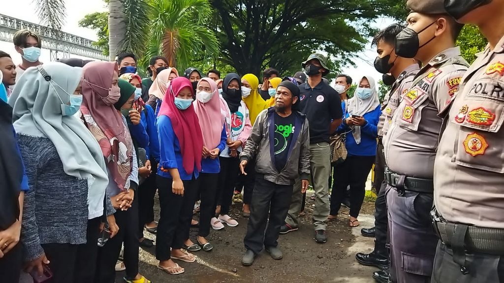 Sudah 6 hari masa buruh berdiri di pintu gerbang IKSG Tuban.