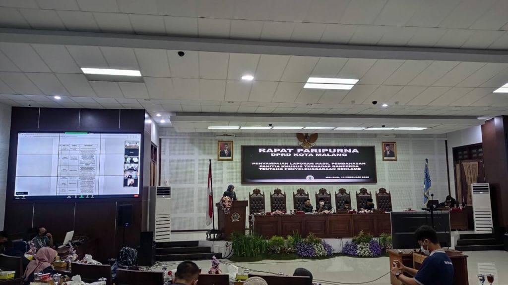 Rapat Paripurna DPRD Kota Malang tentang penyampaian laporan hasil pembahasan Panitia Khusu terhadap Rancangan Perda (Ranperda) Penyelenggaran Reklame/Foto: Muhammad. 