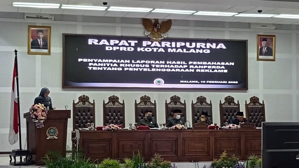 Rapat Paripurna DPRD Kota Malang tentang penyampaian laporan hasil pembahasan Panitia Khusu terhadap Rancangan Perda (Ranperda) Penyelenggaran Reklame/Foto: Muhammad. 