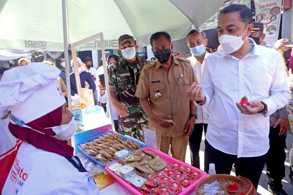 Wali Kota Surabaya Eri Cahyadi saat meresmikan Kampung Wisata Kue Rungkut pada Selasa, 8 Februari 2022 lalu.