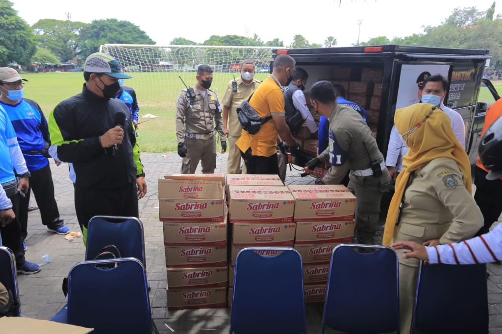 Migor yang dibeli dari distributor langsung dijual dalam operasi pasar dengan harga Rp 27 ribu per dua liter di Lapangan Gulun. 