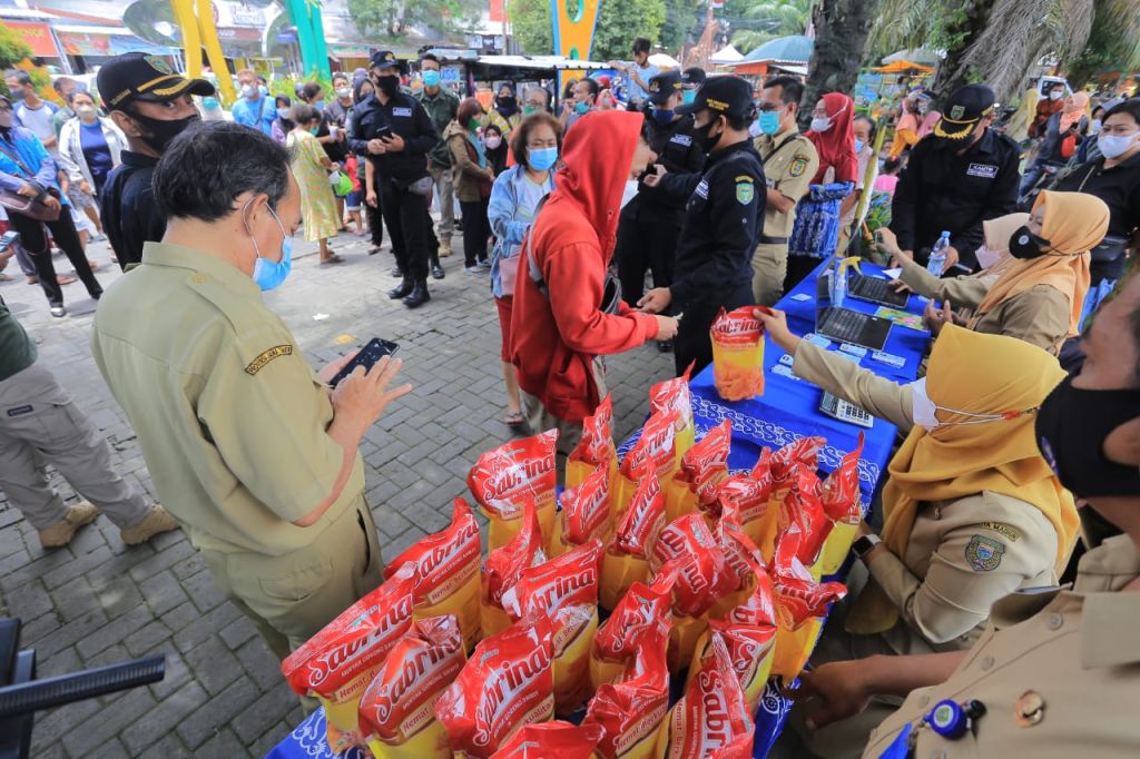 Operasi pasar di Lapangan Gulun tidak hanya melayani warga Kota Madiun saja, namun juga luar kota.