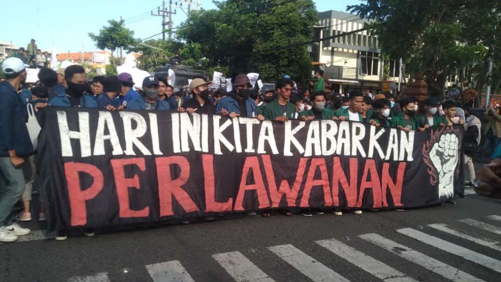 Aksi para mahasiswa Surabaya di depan DPRD Jatim.
