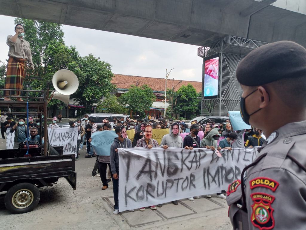 Aksi Gemakpri saat menggruduk gedung Kejagung dengan puluhan massa di Jakarta, Jumat (13/05/2022). 