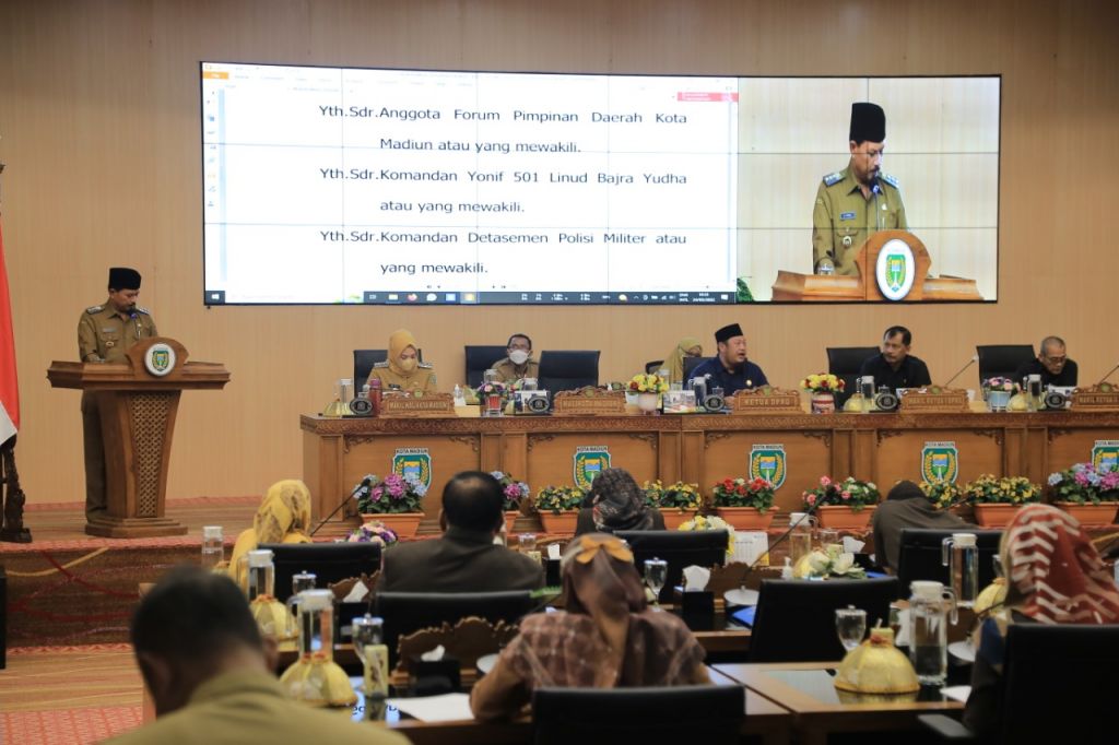 Walikota Madiun, Maidi membacakan secara ringkas jawaban atas PU fraksi.