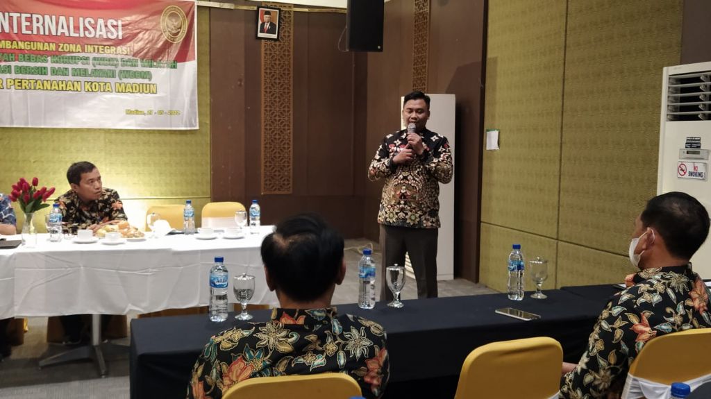 Kajari Kota Madiun, Bambang Panca Wahyudi saat menjadi nara sumber di Kantor Pertanahan Kota Madiun, Jumat (26/5/2022).