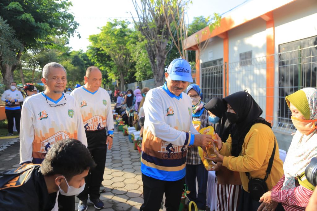 Walikota Madiun, Maidi didampingi Plt Direktur RSUD Kota Madiun, Agus Nurwahyudi memberikan bantuan sembako kepada warga sekitar RS. 