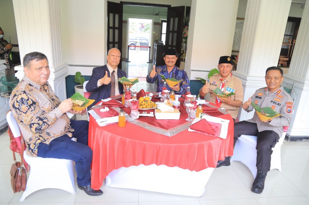 Investor dari Rumania juga mejajal kuliner Pecel Porang khas Kota Madiun.