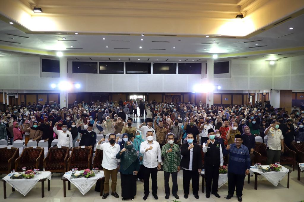 Wali Kota Surabaya Eri Cahyadi bersama Badan Amil Zakat (Baznas) menebus ijazah 729 pelajar dari 25 sekolah di Kota Pahlawan dengan biaya Rp1,7 miliar.