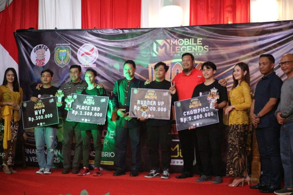 Para pemenang kejuaran Mobile Legends Bang Bang Piala Walikota Madiun tahun 2022.