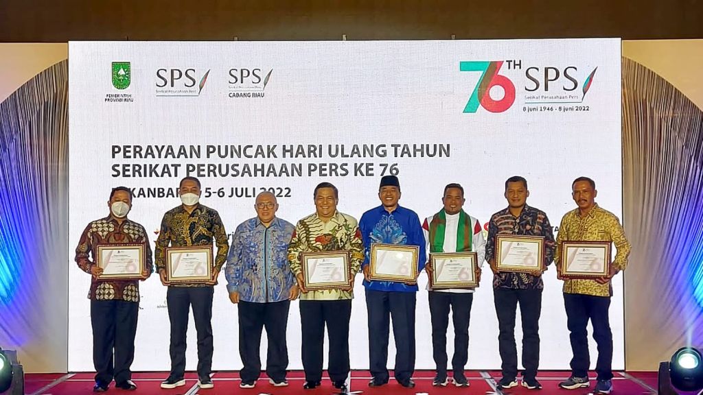 Wali Kota Eri Cahyadi menerima penghargaan dari Serikat Perusahaan Pers (SPS) Indonesia.