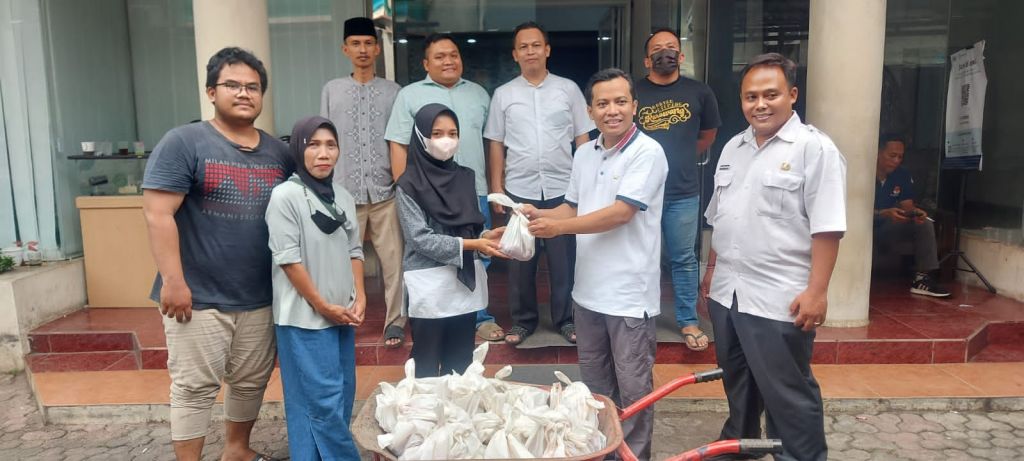 Rayakan Idul Adha, KPU Depok Bagikan Paket Daging Qurban ke Warga
