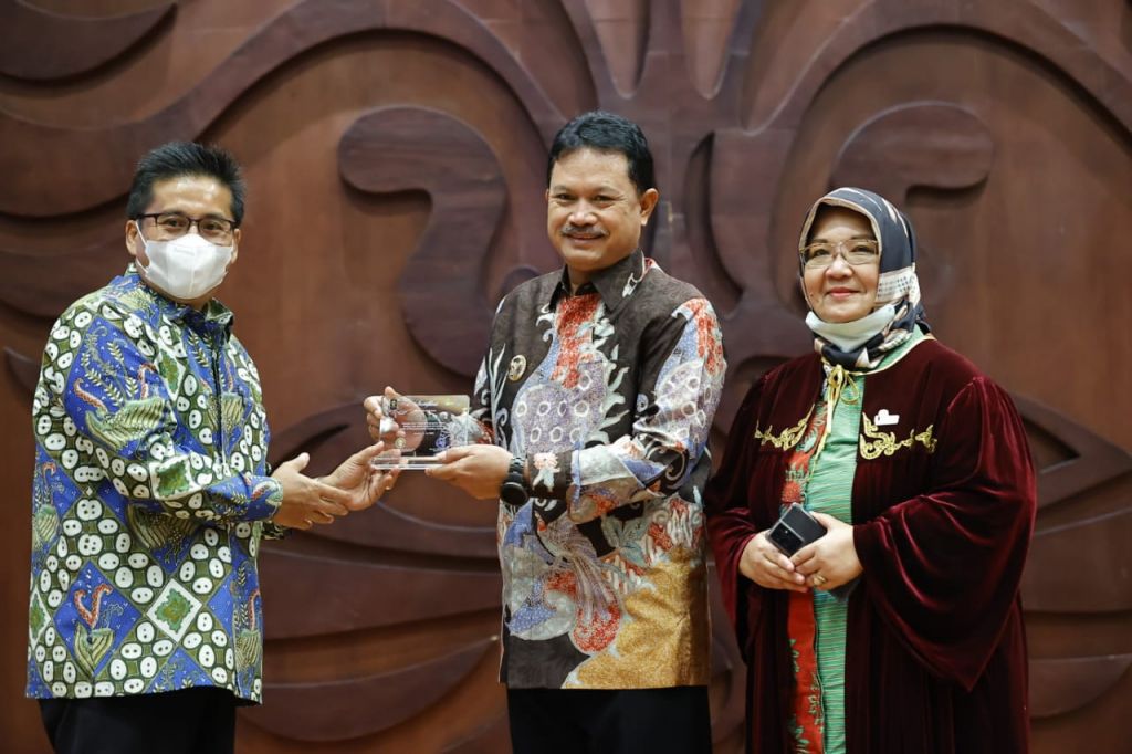 Walikota Madiun menerima penghargaan dari UI Green City Metric Rangkings 2022, Kamis (21/7/2022).