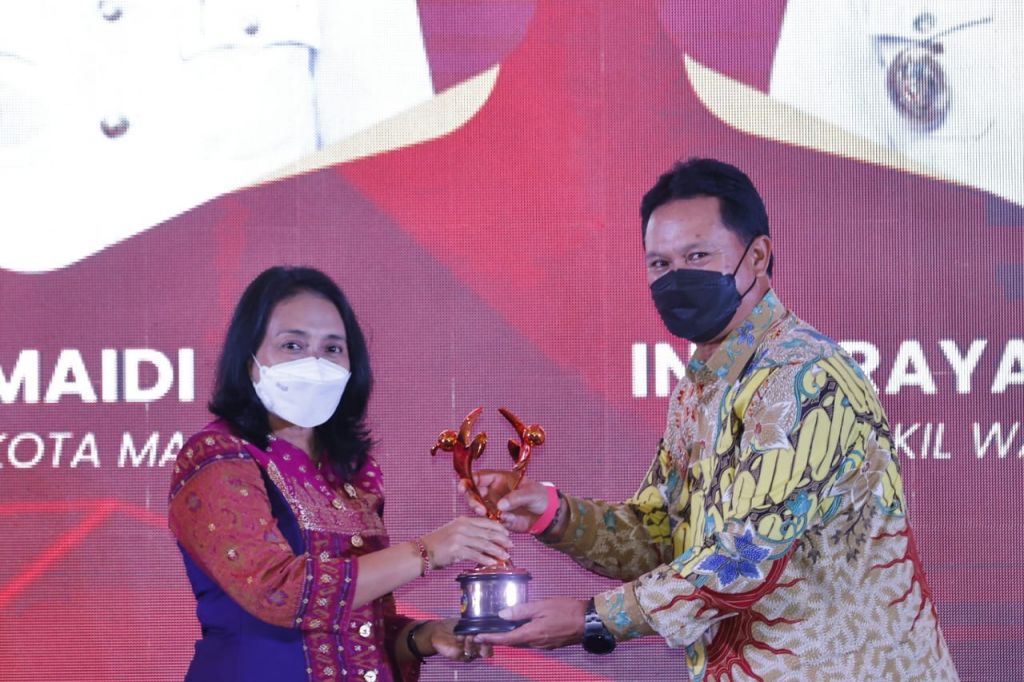 Penghargaan KLA kategori Nindya diserahkan langsung oleh Menteri Pemberdayaan Perempuan dan Perlindungan Anak, I Gusti Bintang Darmawati Puspayogi kepada Walikota Madiun. Jumat (22/7/2022).
