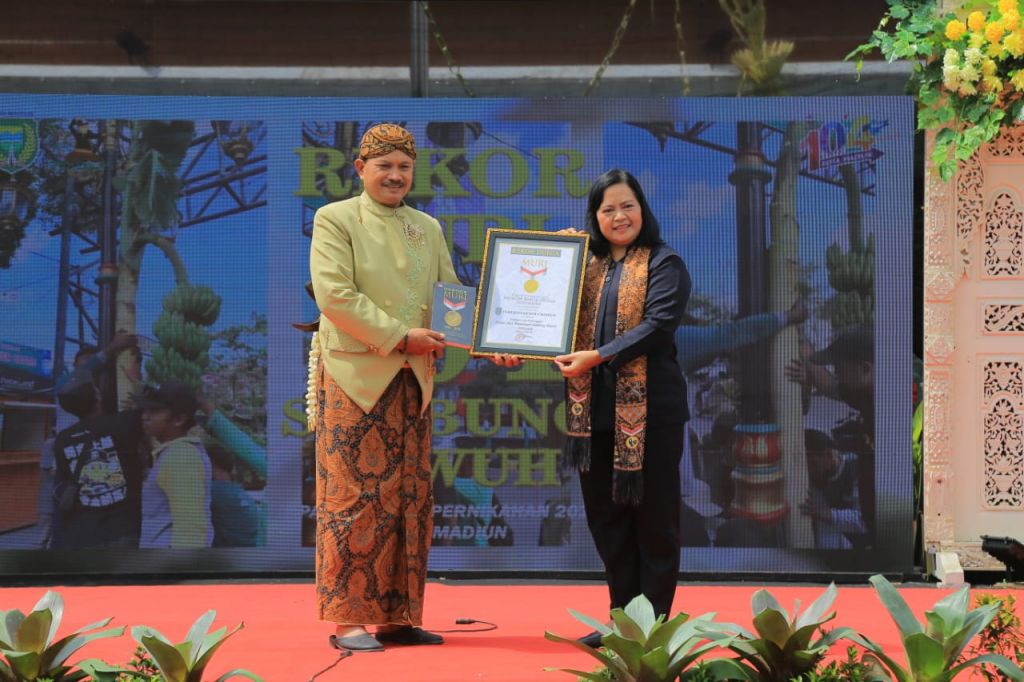 Walikota Madiun, Maidi menerima penghargaan dari MURI atas rekor pemrakarsa dan penyelenggara proses adat pemasangan Sambung Tuwuh terbanyak dalam acara nikah missal bertajuk Medioen Mantu, Kamis (14/7/2022).