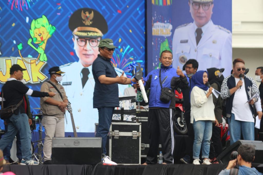 Wakil Wali Kota Malang Sofyan Edy Jarwoko saat menyerahkan hadiah secara simbolis. (Foto: Muhammad). 
