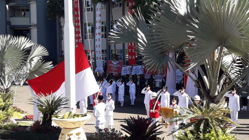 Pengibaran bendera merah putih oleh Pasukan Pengibar Bendera Pusaka ( Paskibraka) Di Depan Balaikota Among Tani kota Batu.