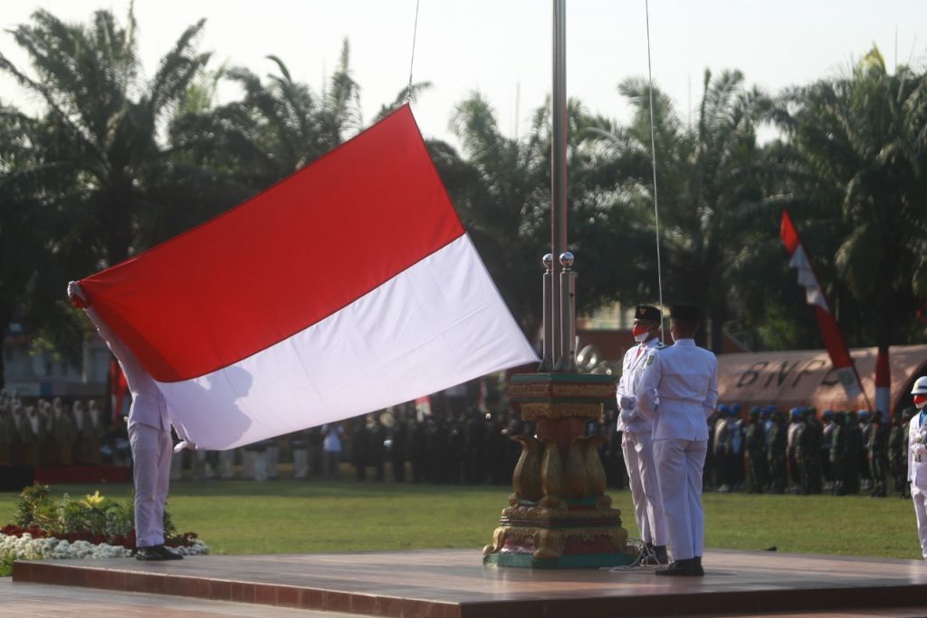 Upacara bendera dalam rangka HUT ke-77 Kemerdekaan RI di Alun-alun Kota Madiun, Rabu (17/8/2022). 