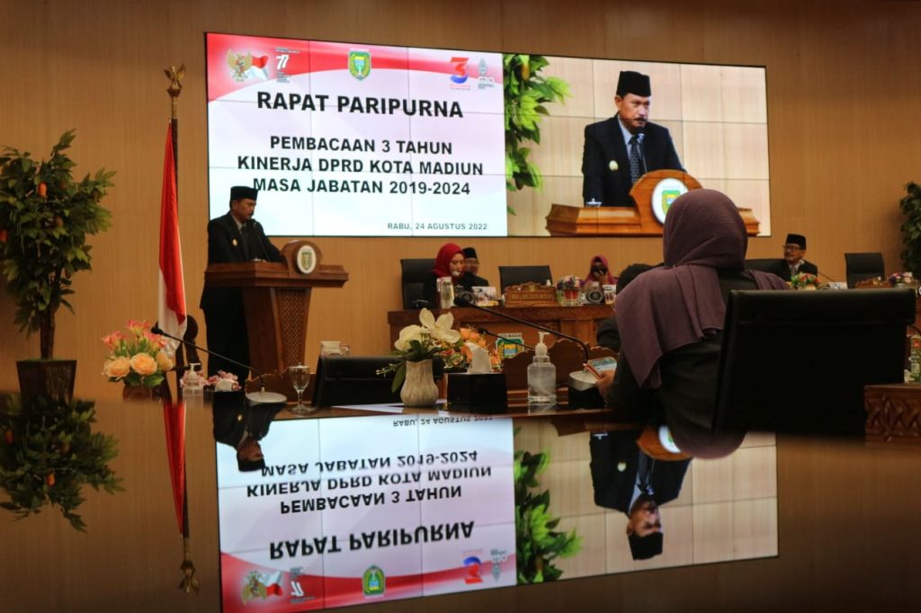 Walikota Madiun, Maidi saat memberikan sambutan dalam acara rapat paripurna peringatan tiga tahun kinerja DPRD.