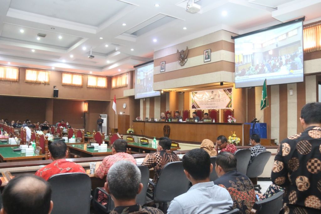 Pimpinan DPRD Ponorogo saat memimpin paripurna.