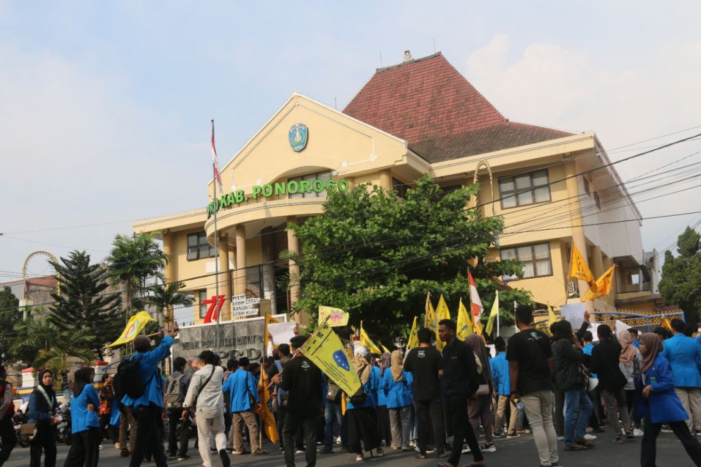 Ratusan Demonstran PMII melurug kantor DPRD Ponorogo