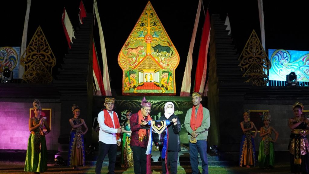 Kejati Jawa Timur Dapatkan Penghargaan di Saat Pagelaran Padhang Mbulan