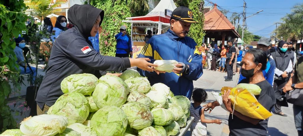 Masyarakat juga diberikan sayur secara gratis