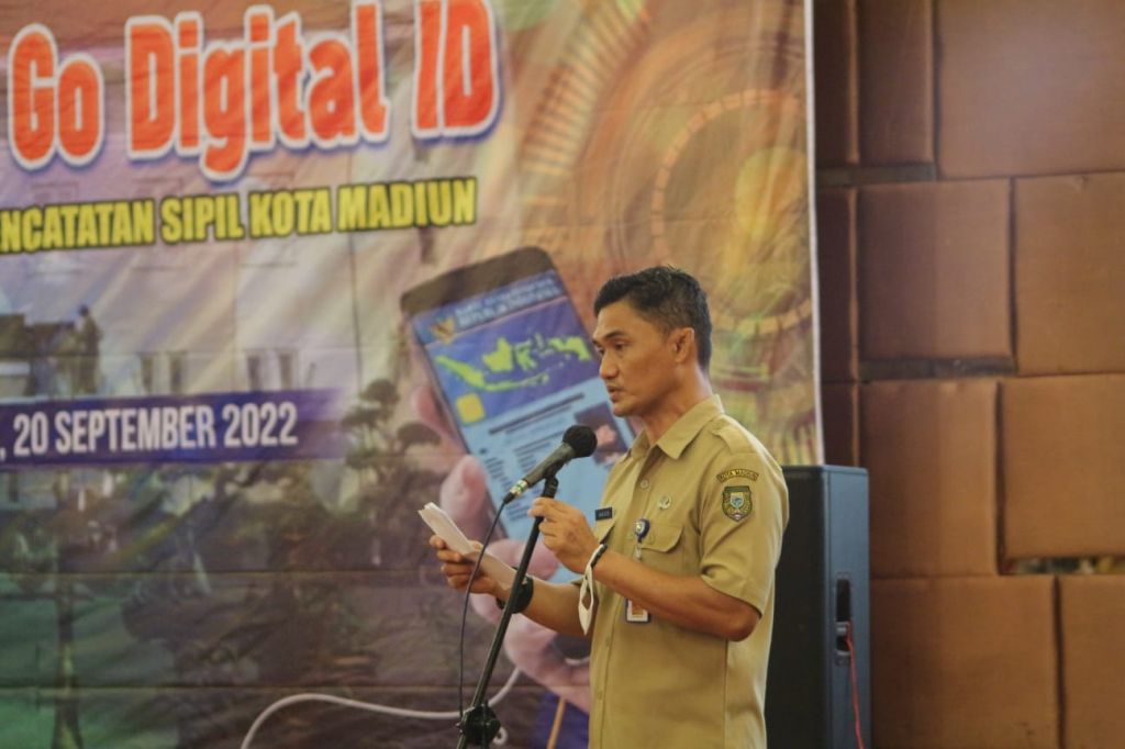 Kepala Dispendukcapil Kota Madiun, Agus Triono memaparkan Go Digital ID kepada tamu undangan. 