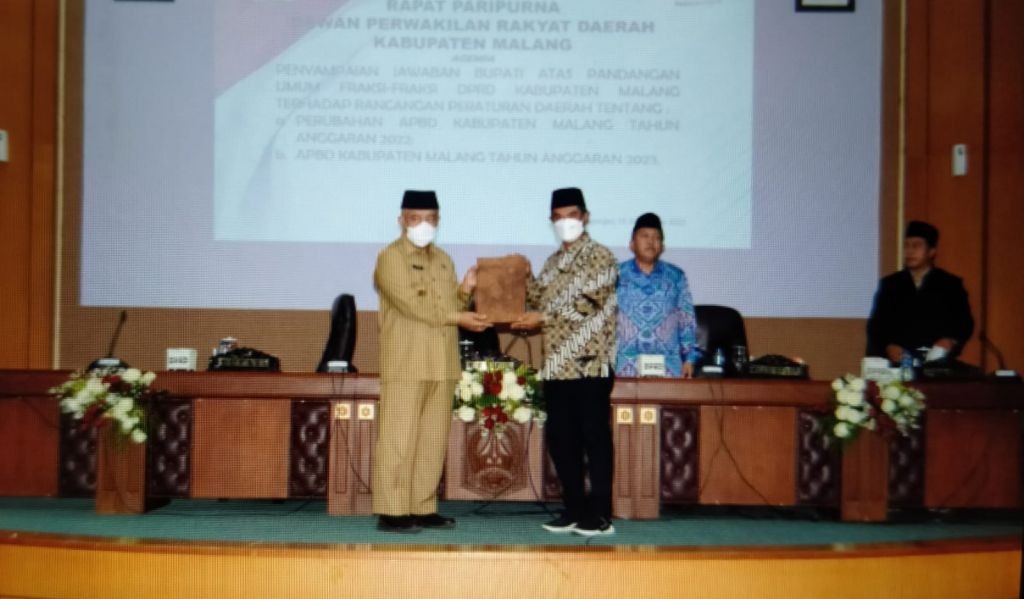 Serah terima antara Bupati Malang M. Sanusi dan Ketua DPRD Kabupaten Malang, Darmadi. 