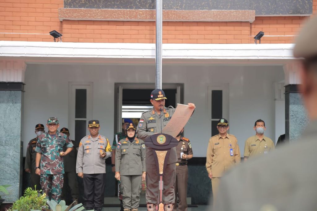 Walikota Madiun yang bertindak sebagai inspektur upacara membacakan Ripta Prasasti yang berisi pesan dari Gubernur Jawa Timur, Khofifah Indar Parawansa.