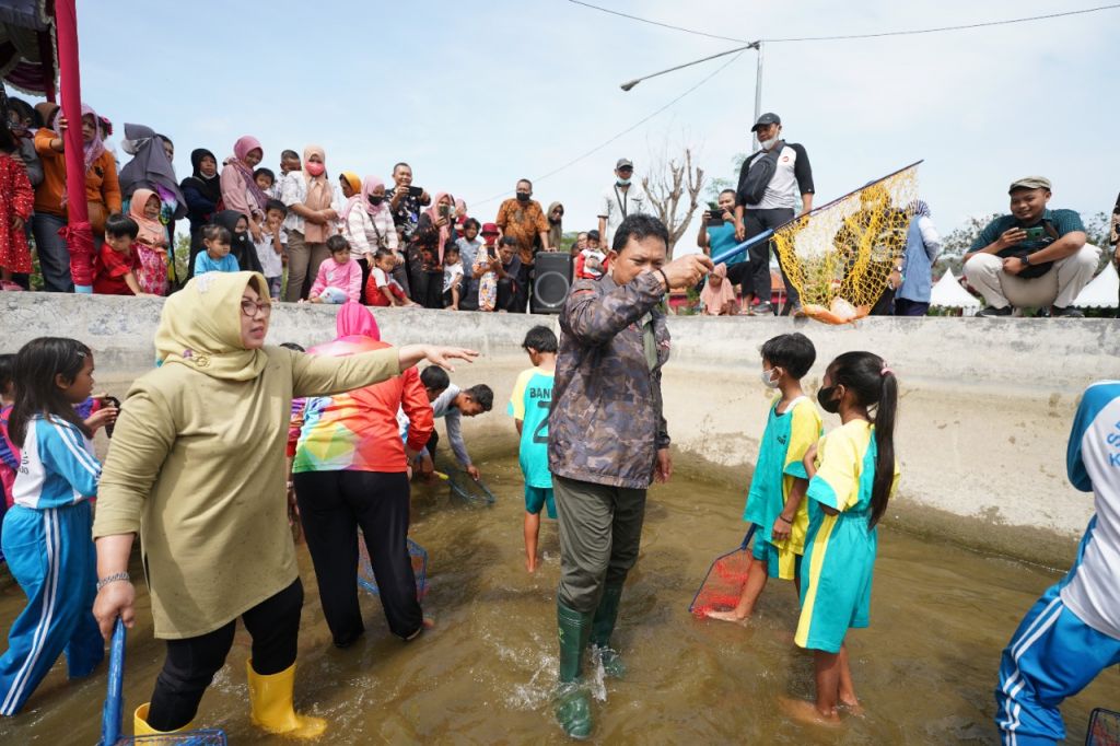 Walikota Madiun, Maidi dan istri kompak menangkap ikan bersama anak-anak.